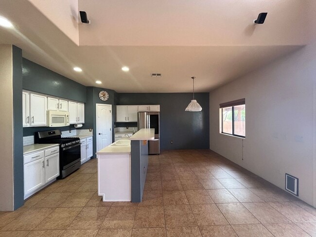 Building Photo - Large 4 bedroom home