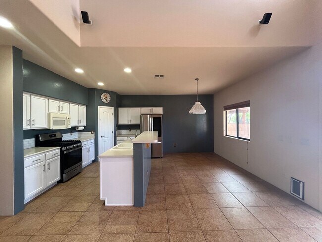 Foto del edificio - Large 4 bedroom home