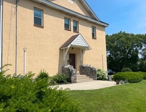 Building Photo - 615 Summit St