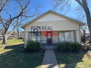 Building Photo - 105 E 6th St