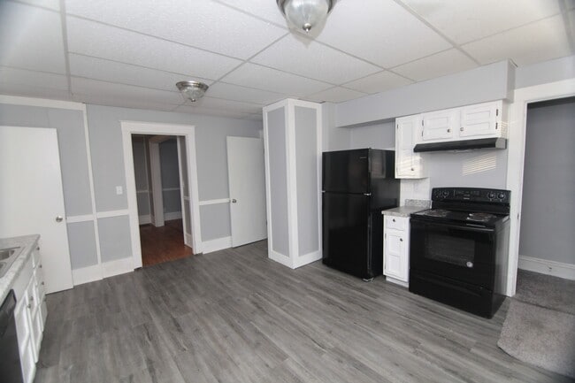 Building Photo - Spacious 4 Bed, 1.5 Bath Home with Central...