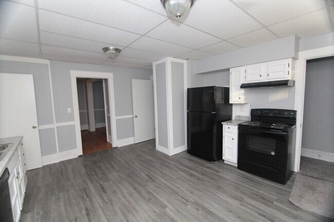 Foto del edificio - Spacious 4 Bed, 1.5 Bath Home with Central...