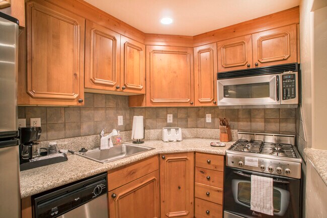Building Photo - Villa 1058 1 Bed  2 Bath Full Kitchen