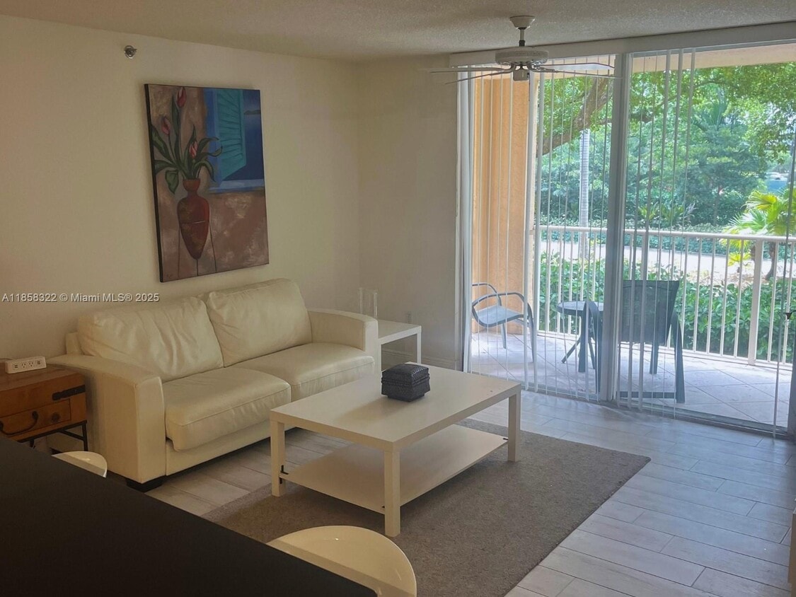 Foto principal - 19555 E Country Club Dr