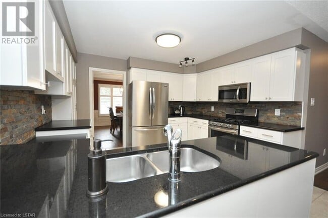 Building Photo - 111 Masonville Cres