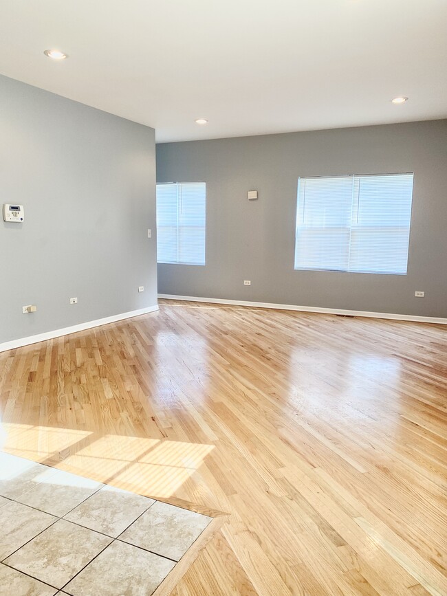 Living room/Dining room (open concept) - 3418 W Fulton Blvd