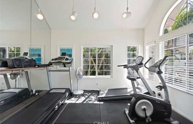 Foto del edificio - 4581 Warner Ave
