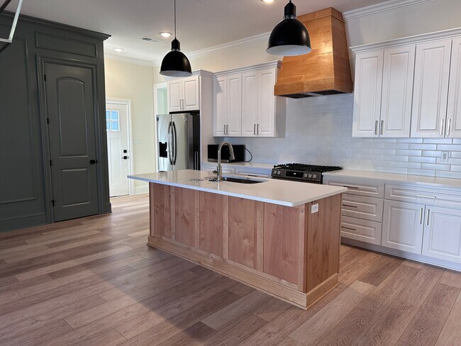 Building Photo - 226 McCowat St