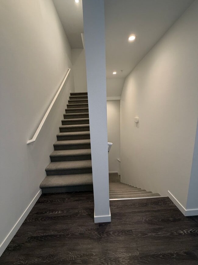 Building Photo - 2001 W 7th Ave