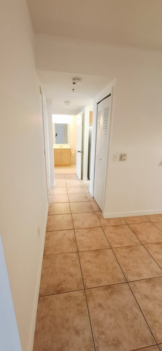 Building Photo - 9340 Fontainebleau Blvd