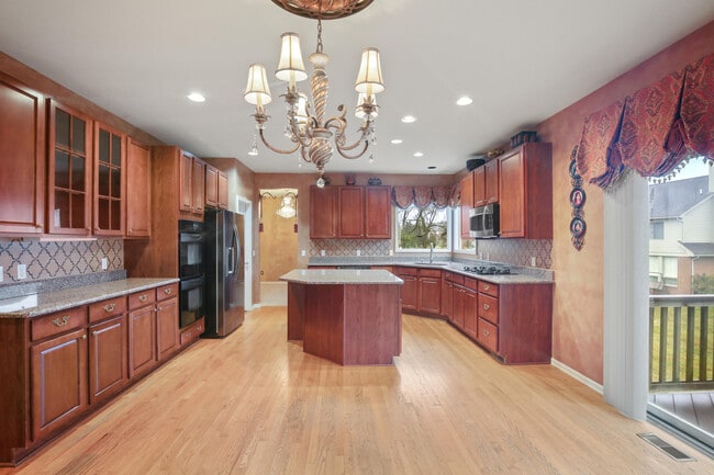 Building Photo - 6569 Whispering Woods Dr