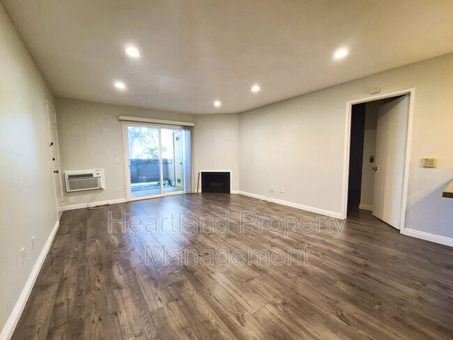 Foto del edificio - 219 Woodland Pkwy
