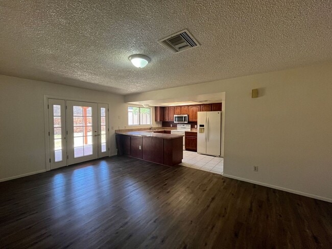 Building Photo - Spacious 3 bedroom with den.