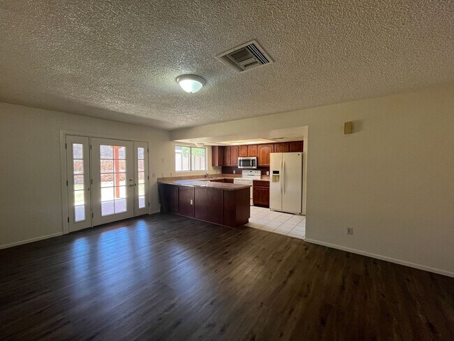 Foto del edificio - Spacious 3 bedroom with den.