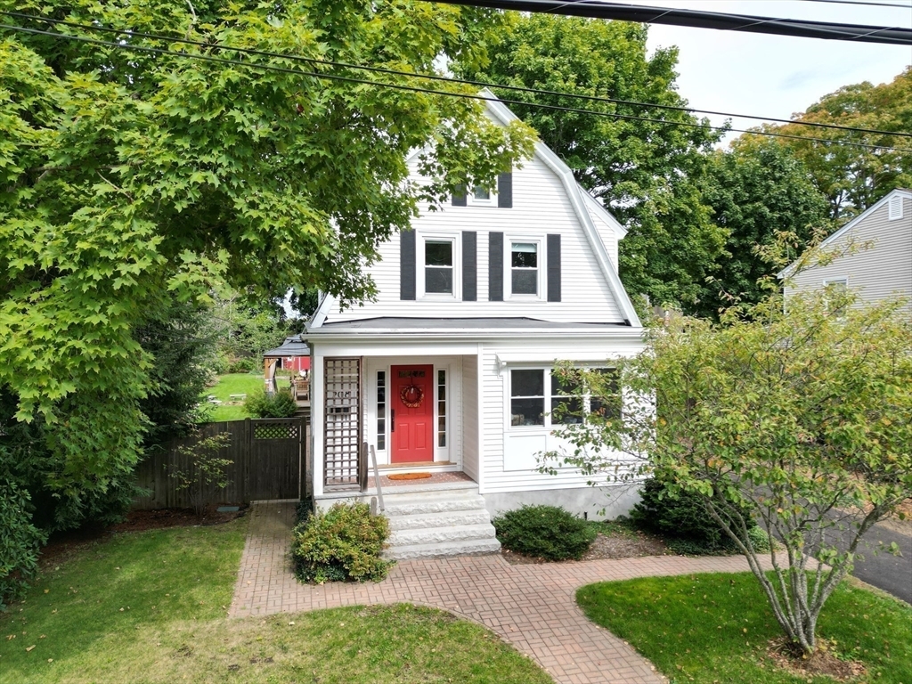 Foto principal - 208 Hunnewell St