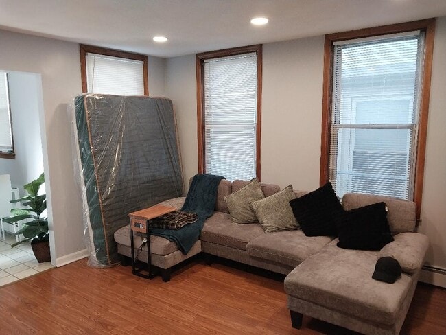 Building Photo - 4 Union Ave