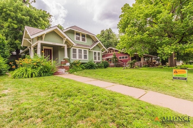 Building Photo - Gorgeous Home!!