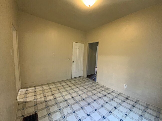 Foto del edificio - 3-Bedroom, 1-Bathroom Home – $950/Month - MISHAWAKA