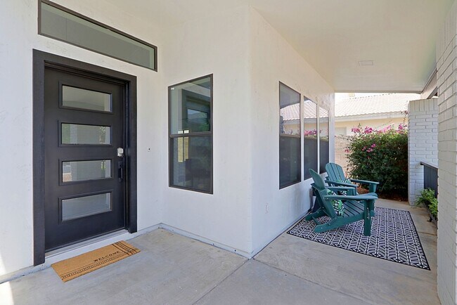 Building Photo - Beautiful fully remodeled 5 bed/3 bath Sco...