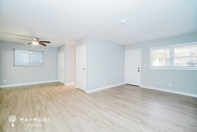 Building Photo - Explore Powell Avenue in Charming Pinewood!