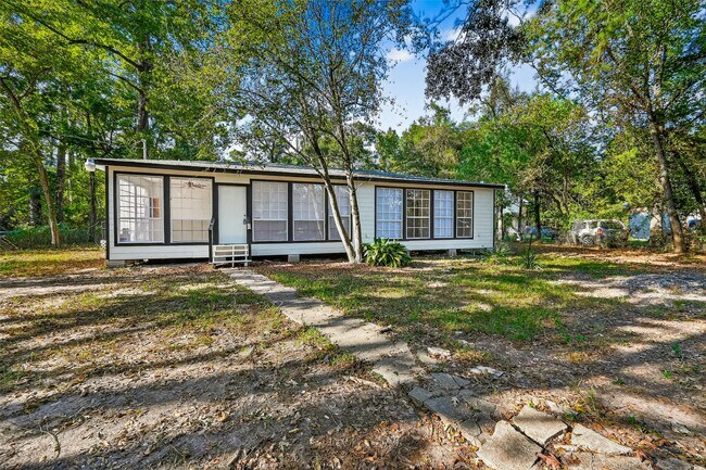 Foto del edificio - 16643 Lake Cir
