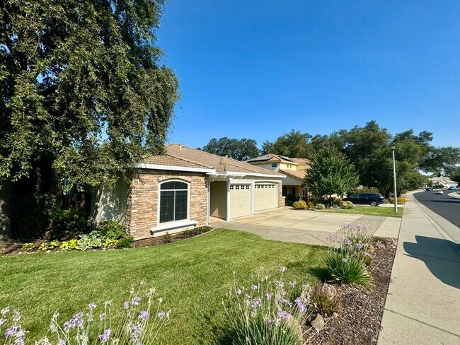 Building Photo - Stunning 3-bedroom 3-bathroom home in Yank...