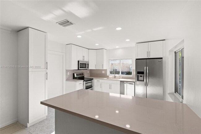 Building Photo - 601 Vilabella Ave