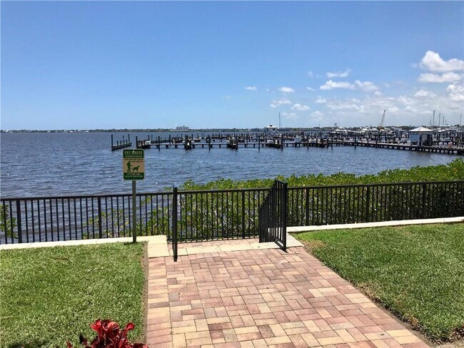 Foto del edificio - 975 NW Flagler Ave