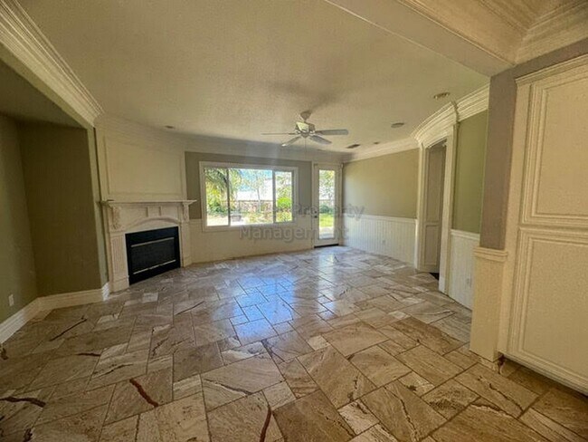 Building Photo - Spacious (5+bed/3bath) Family Home with Hu...