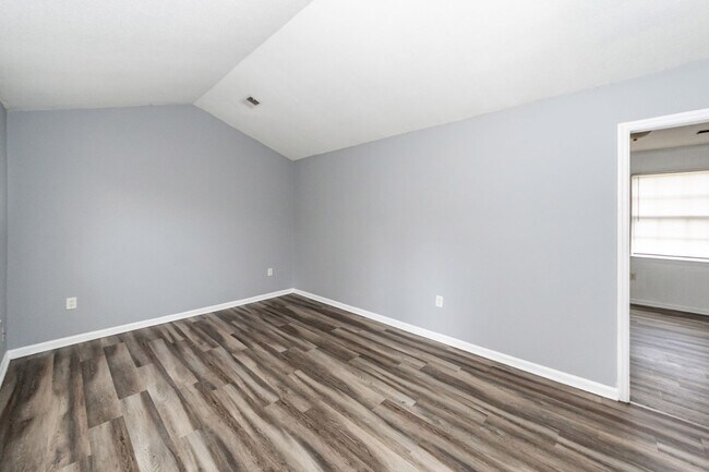 Foto del edificio - 3 Bedroom, 1 Bathroom Home in Woodside Manor - Ladson