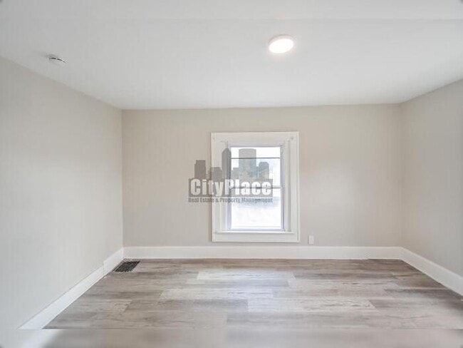 Foto del edificio - 3936 E 10th St