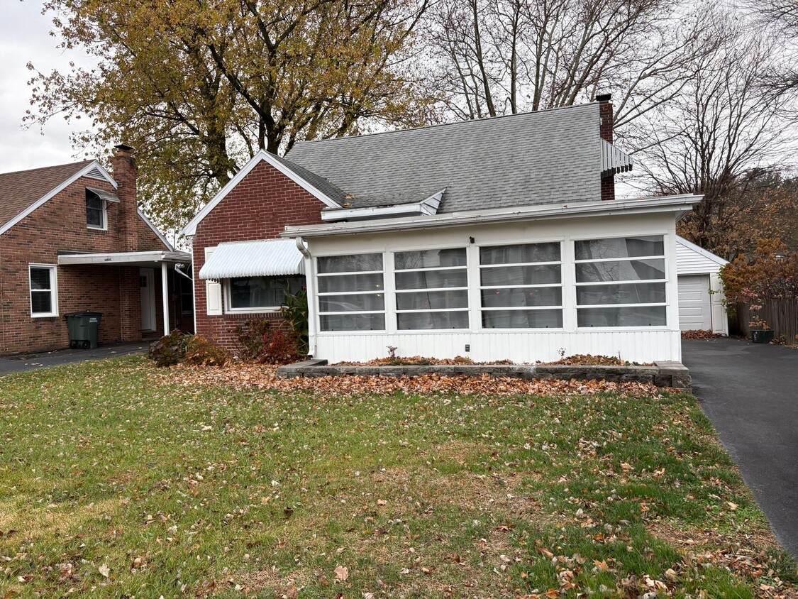 Foto principal - 3 Bedroom 2 Bathroom Cape Cod Available in York!