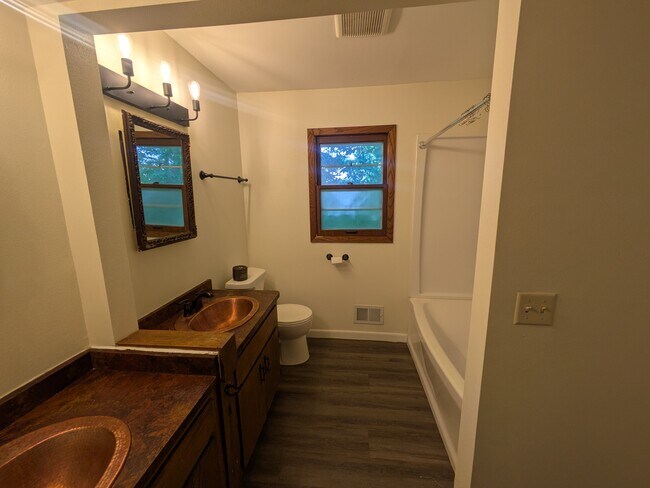 Foto del edificio - 595 Meadow Ct