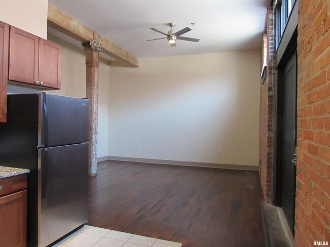 Building Photo - 427 Pershing Ave