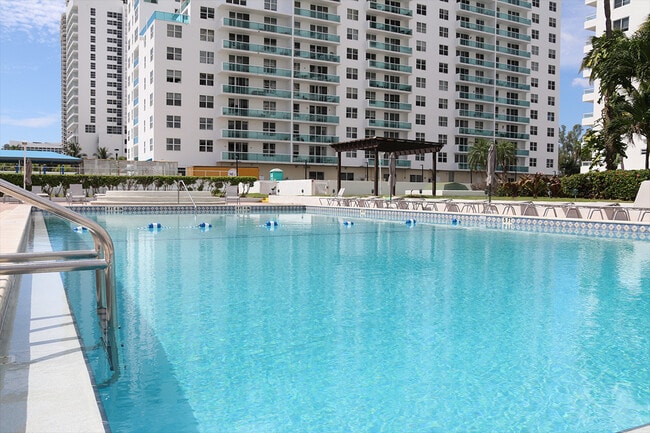 Área de piscina/terraza - 5005 Collins Ave