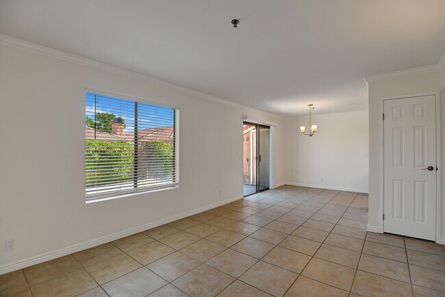 Foto del edificio - 43376 Cook St