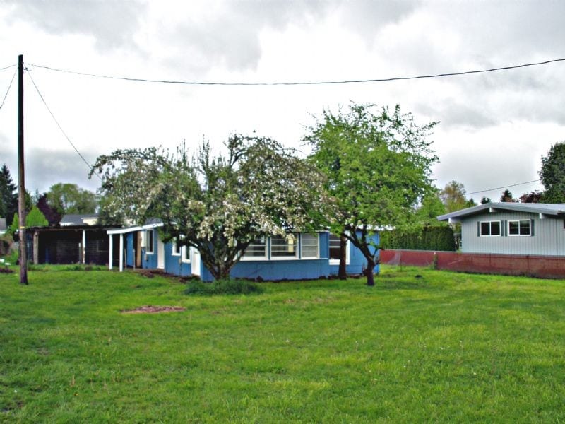 Building Photo - Small farm house in country setting on app...