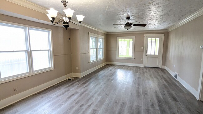 Foto del edificio - Bonus rooms galore in updated West End home!