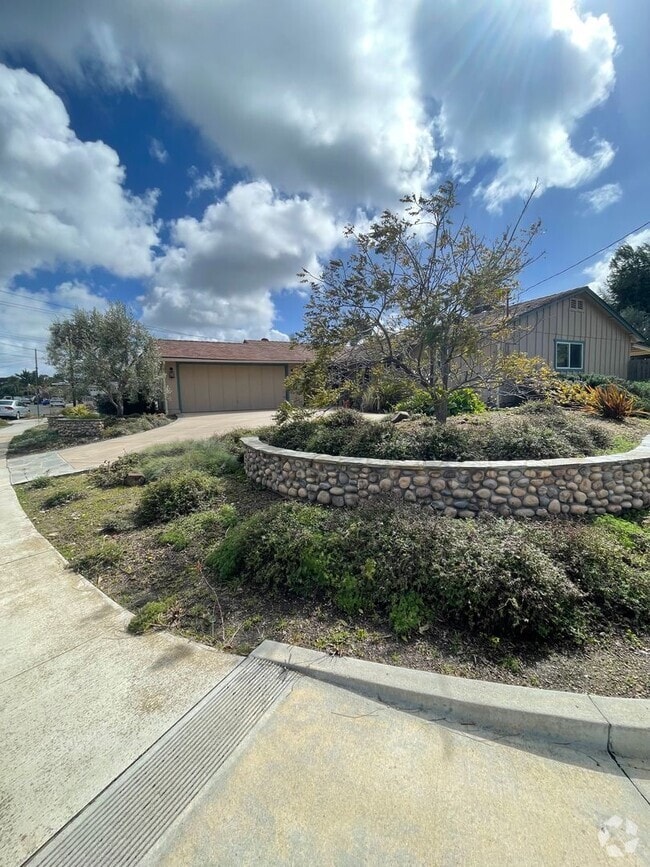 Building Photo - 6709 Salizar St