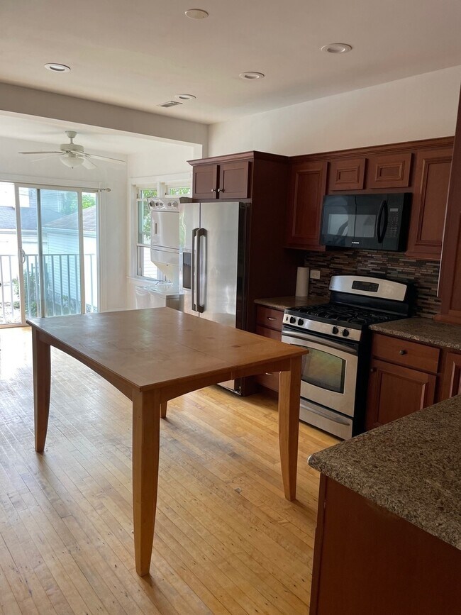 Kitchen - 2947 N Lawndale Ave