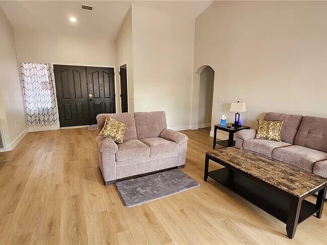 Foto del edificio - 8705 Villa Ridge Dr
