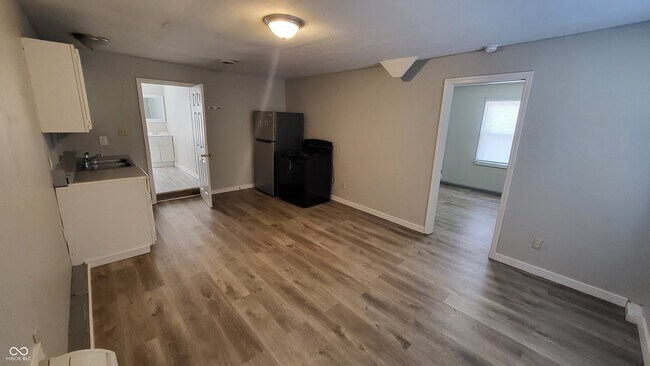 Foto del edificio - 336 W 6th St