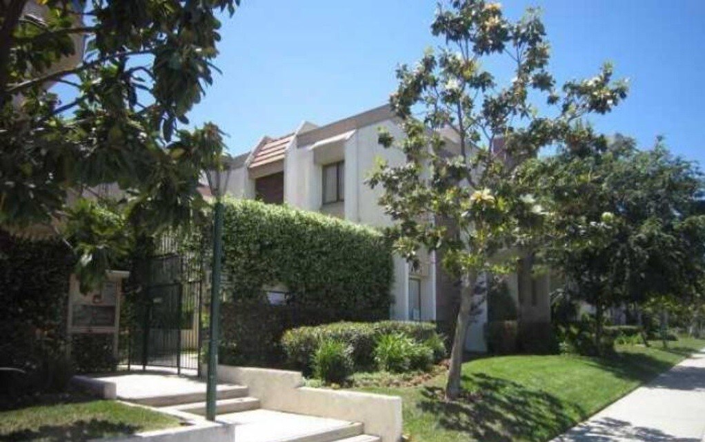 Primary Photo - 17150 Burbank Blvd