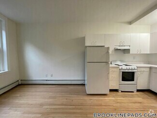 Building Photo - 1539 Beacon St