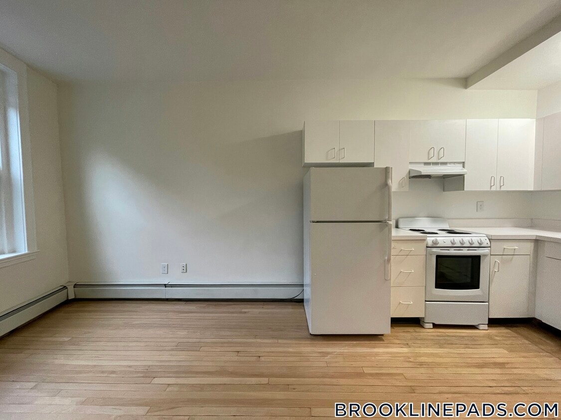 Primary Photo - 1539 Beacon St