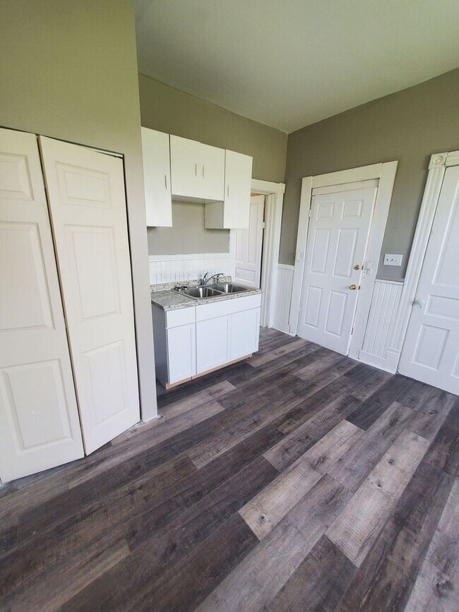 Foto del edificio - 635-637 W Center St. (Duplex)