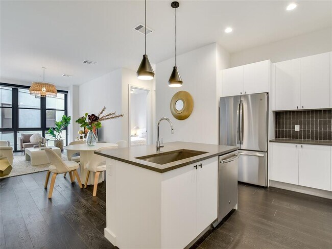 Foto del edificio - 800 Embassy Dr