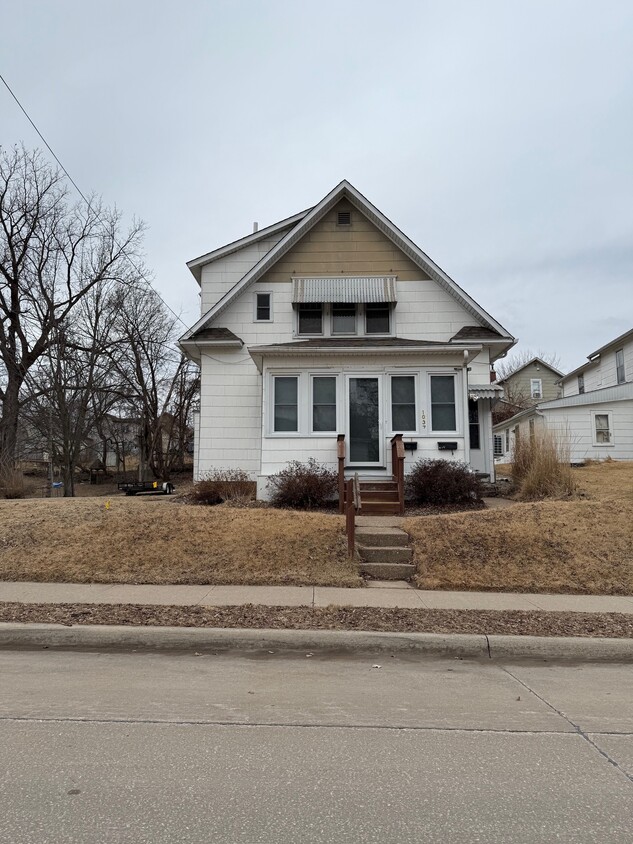 Exterior - driveway to garage - 1037 Rush St