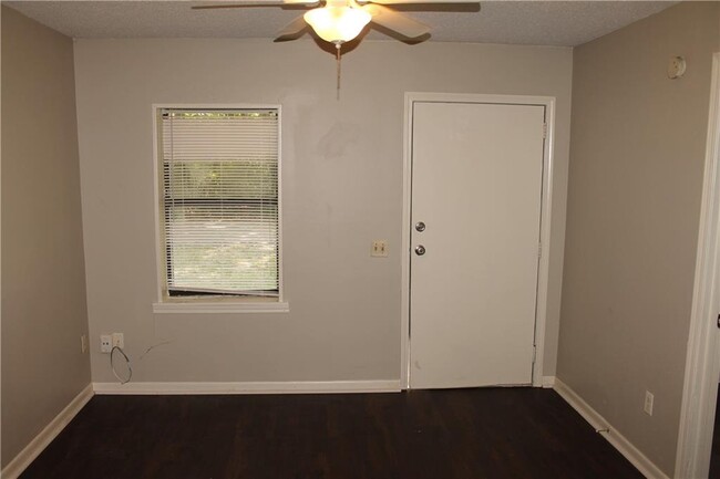 Foto del edificio - 2305 Hillwood Dr E