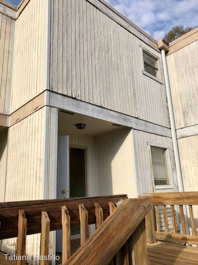Building Photo - 1 br, 1 bath House - 711 SW 75th St  Apt 208